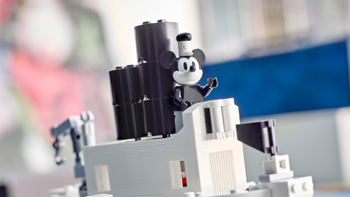 LEGO Disney 40659 Mini Steamboat Willie officially revealed