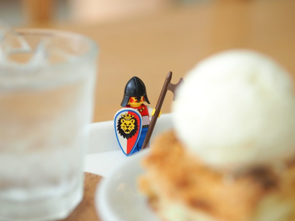 Brick Pic of the Day: Knight comes to breakfast