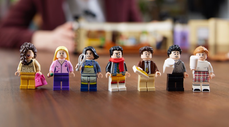 Which episodes of Friends are LEGO 10292 Friends Apartments' minifigures based on?