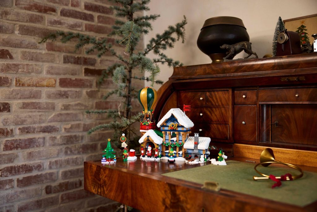 LEGO Winter Village 10339 Santas Post Office 30 1024x683