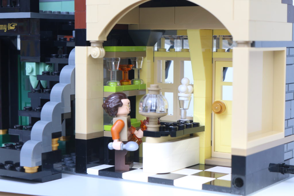 LEGO Harry Potter 75978 Diagon Alley review 54