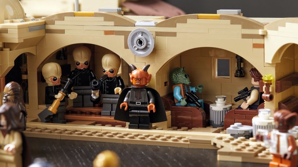 LEGO Star Wars 75290 Mos Eisley Cantina detail featured 1024x576