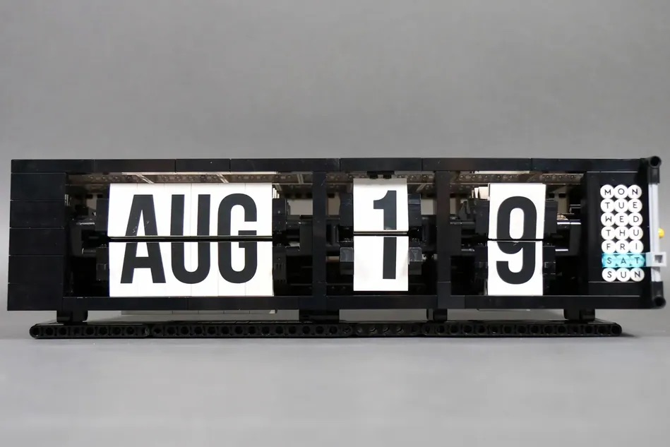 LEGO Ideas Mechanical Flip Calendar