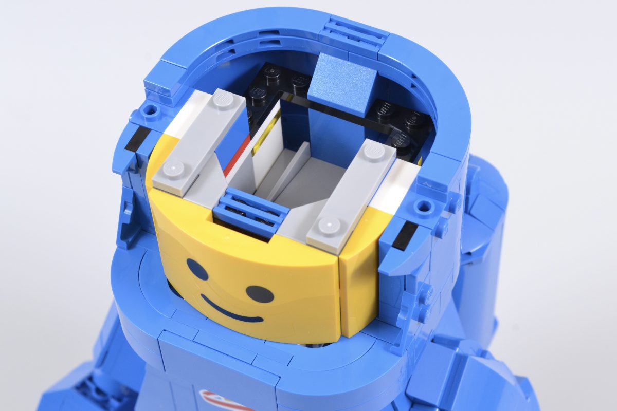 LEGO 40921 Up Scaled Blue Astronaut Minifigure 12 1200x800