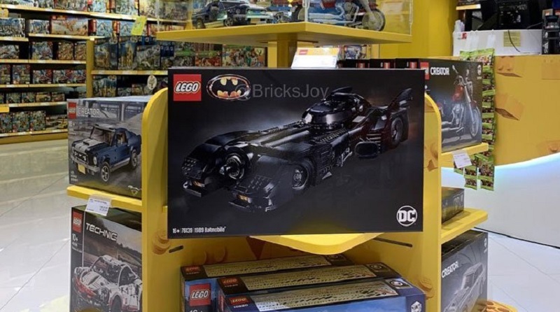LEGO Batman 76139 1989 Batmobile found at Billund Airport store
