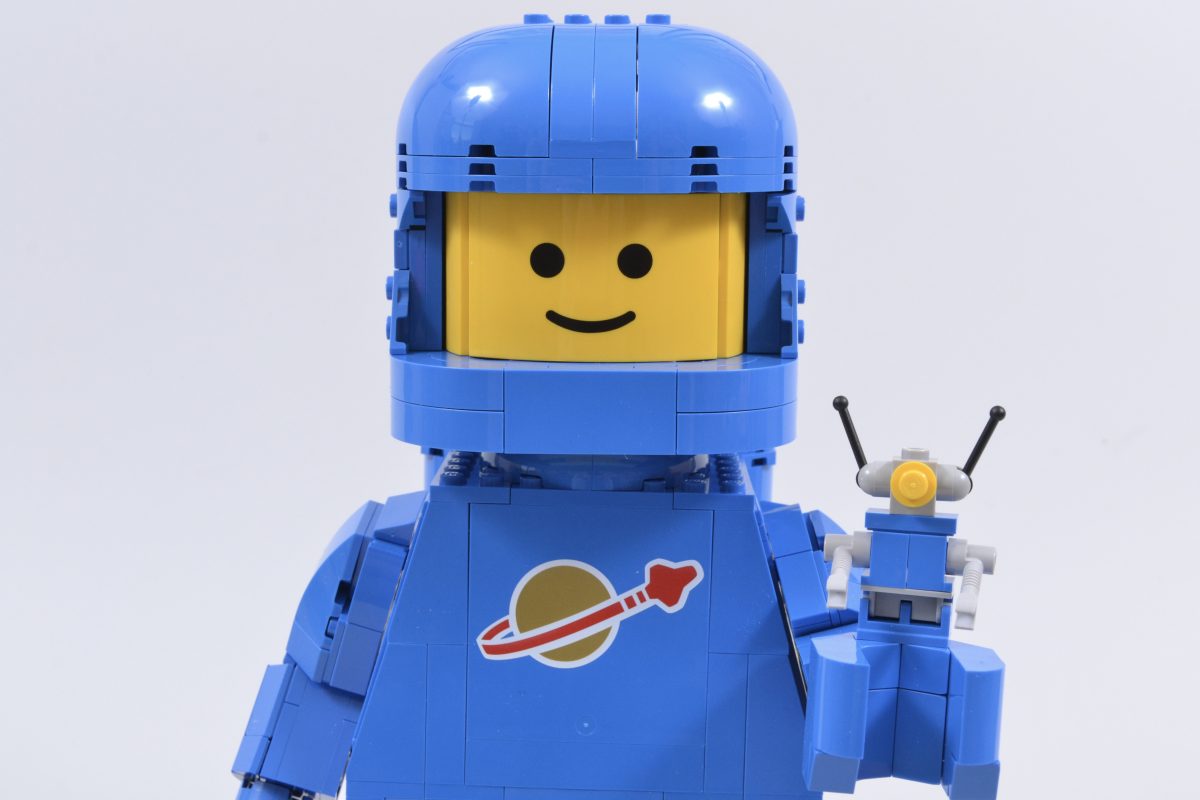 LEGO 40921 Up Scaled Blue Astronaut Minifigure 16 1200x800